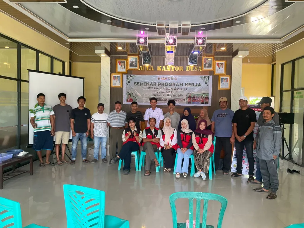 Mahasiswa KKN Tematik Gelombang 115 Universitas Hasanuddin berfoto bersama aparat desa dan warga Desa Anabannae usai sosialisasi budidaya maggot dan pembagian bibit pohon sebagai langkah nyata pengelolaan sampah organik dan gerakan penghijauan di Kabupaten Sidenreng Rappang.